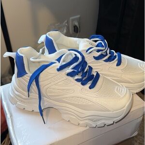 White lace up tennis shoes